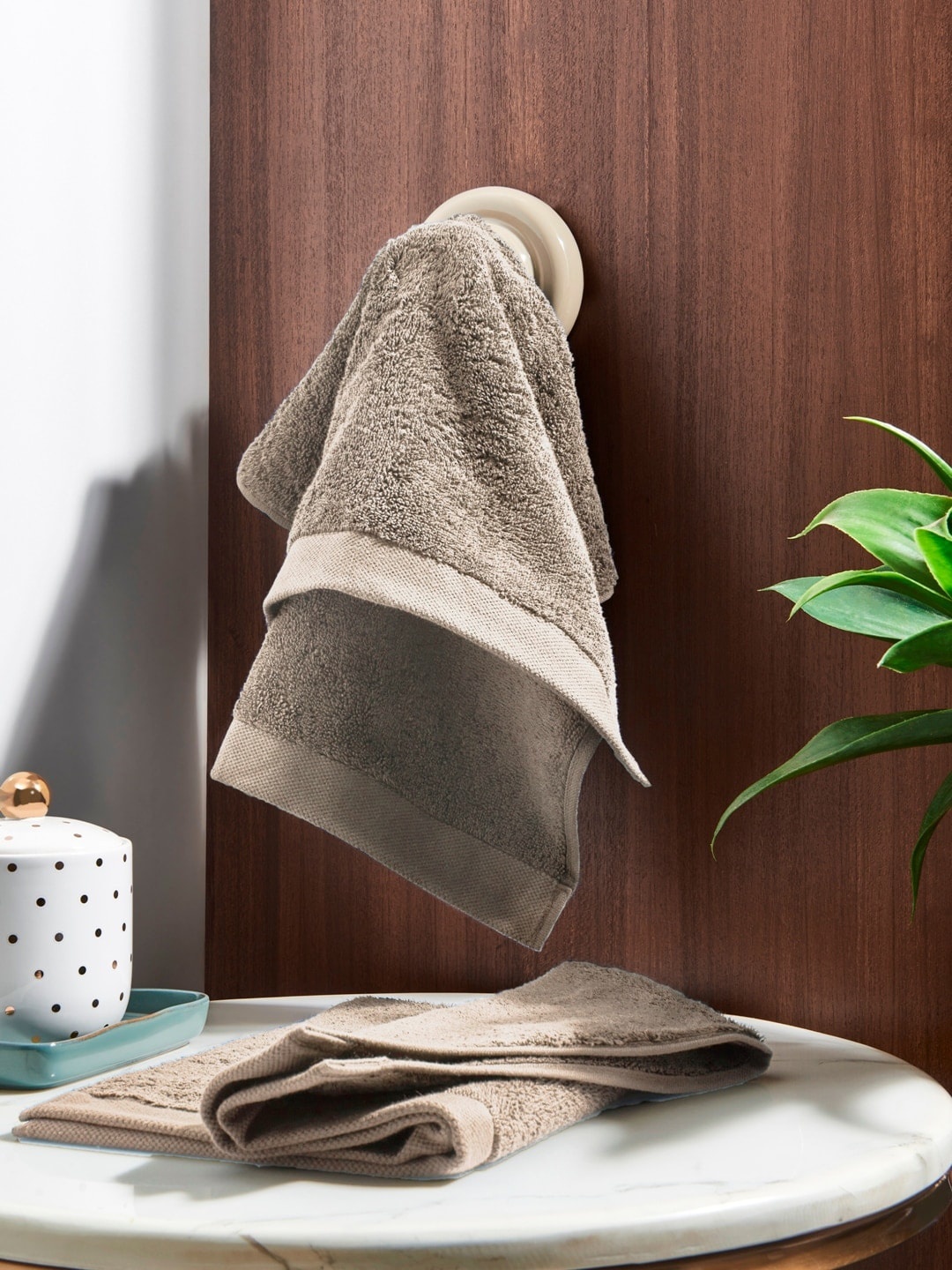 

DDecor Unisex Set Of 2 Grey Solid 600 GSM Live Beautiful Hand Towels
