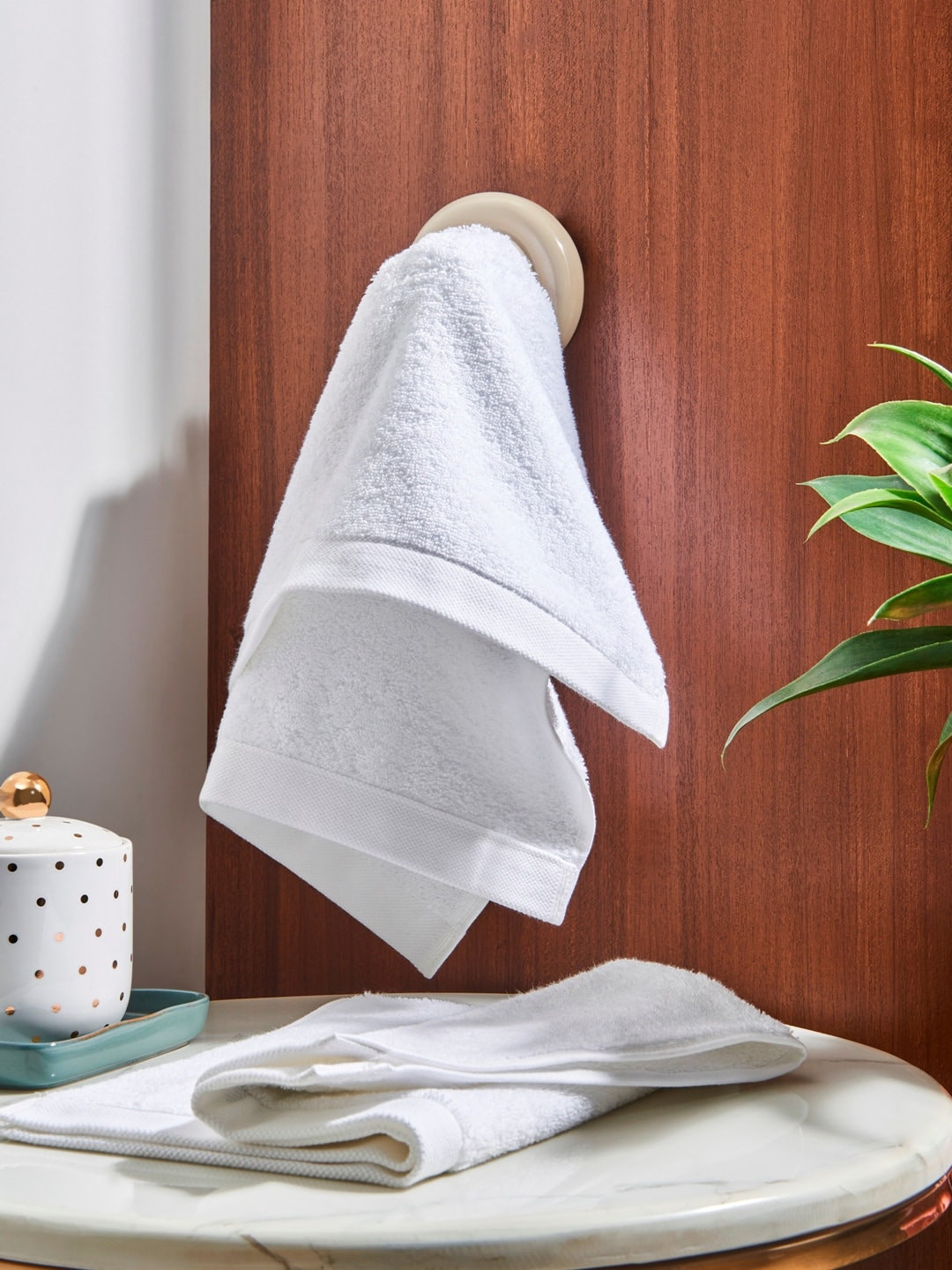 

DDecor Unisex Set Of 2 White Solid 600 GSM Hand Towels