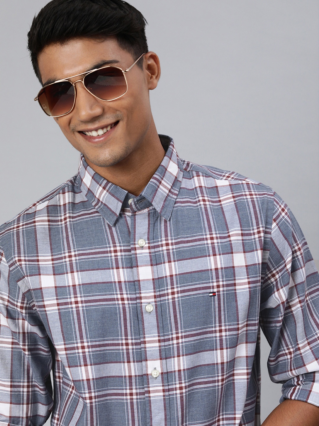 

Tommy Hilfiger Men Blue & White Regular Fit Twill Checked Longline Casual Shirt