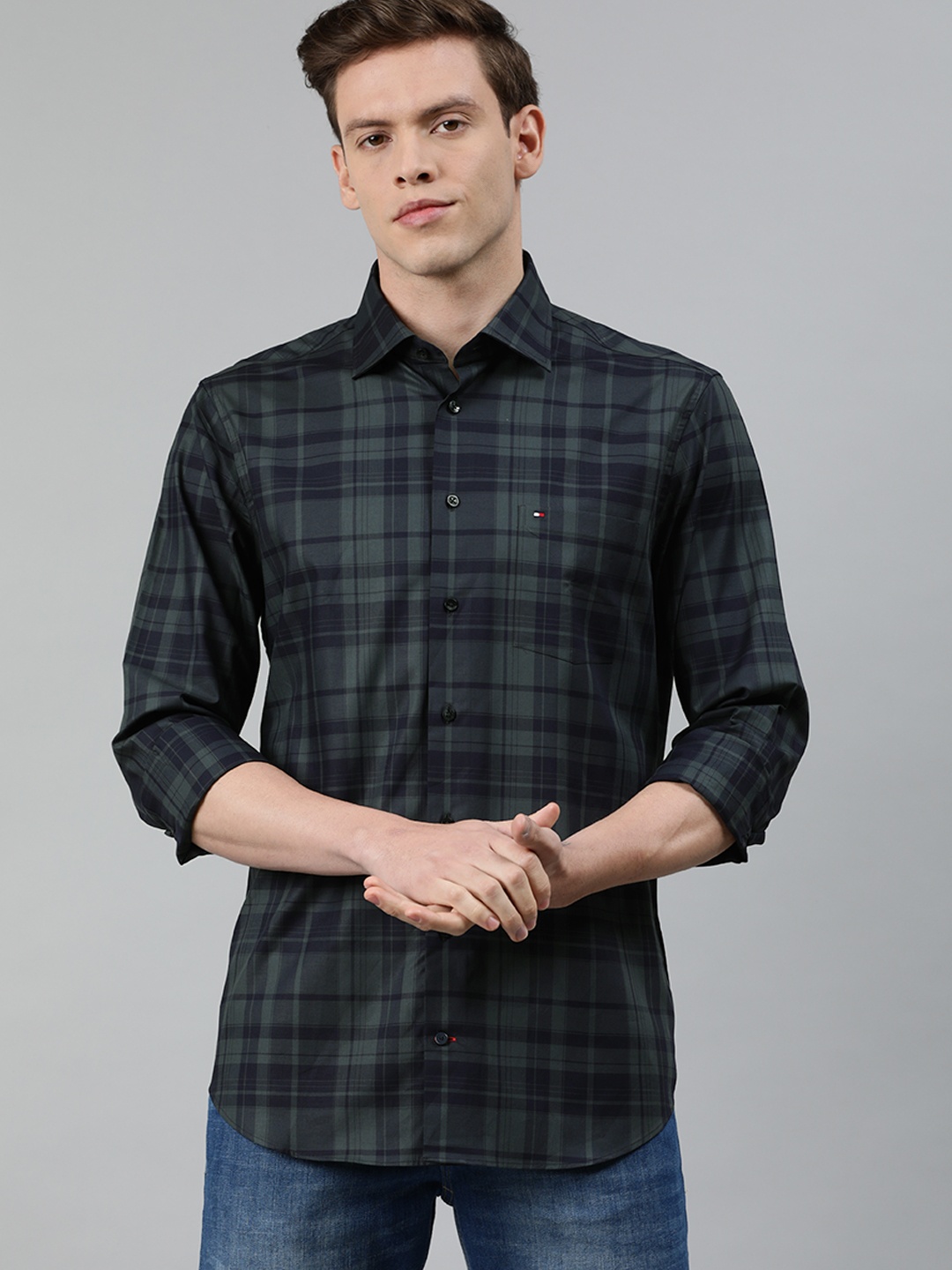 

Tommy Hilfiger Men Navy Blue & Grey Regular Fit Checked Casual Shirt