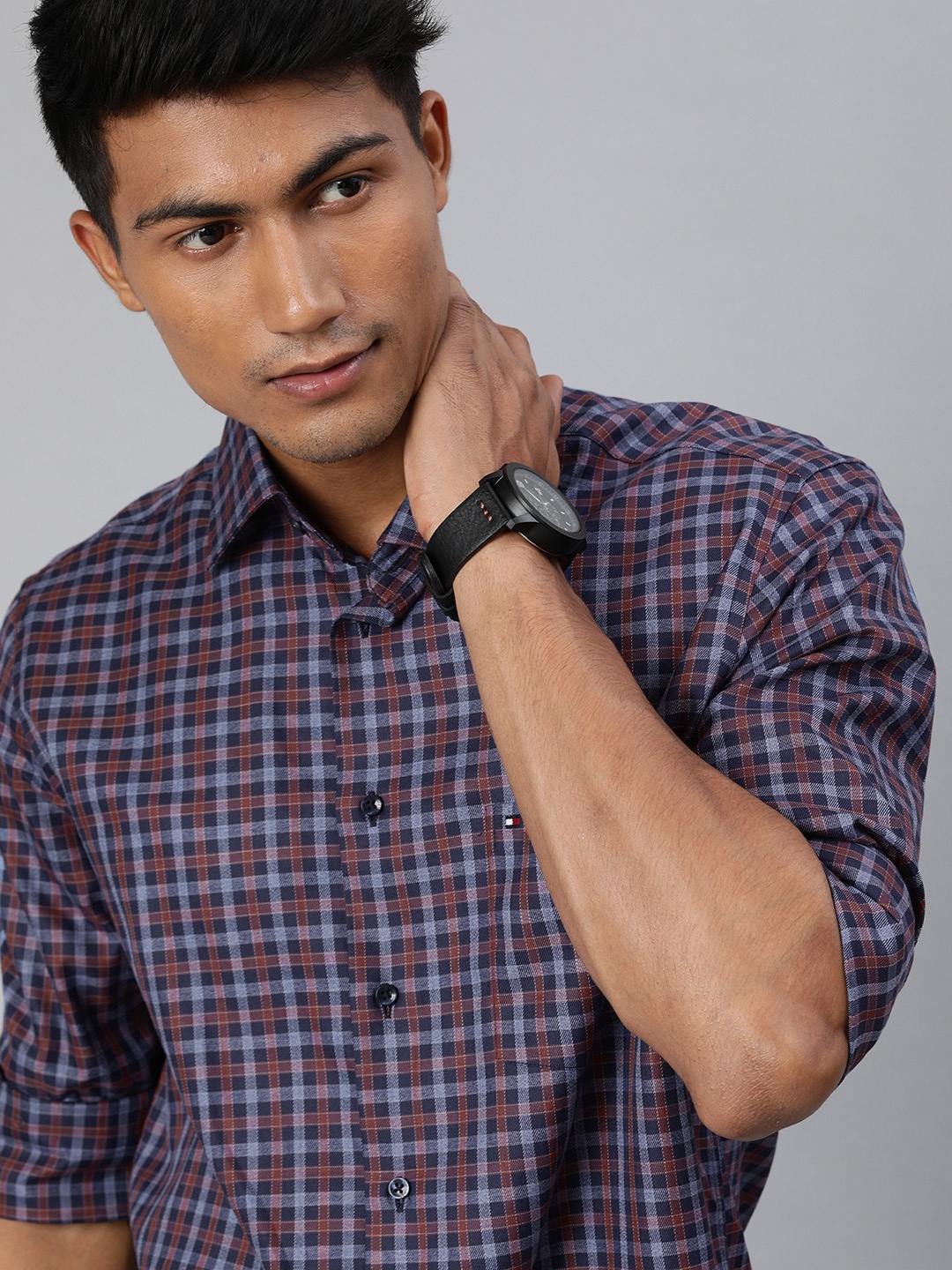 

Tommy Hilfiger Men Navy Blue & Brown Regular Fit Checked Casual Shirt