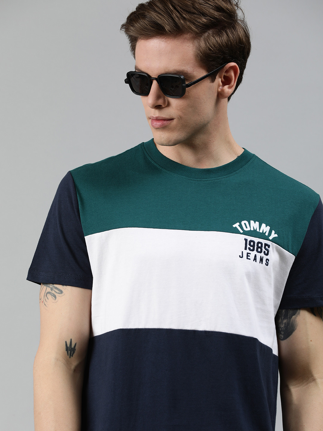 

Tommy Hilfiger Men Navy Blue White Colourblocked Round Neck Pure Cotton T-shirt
