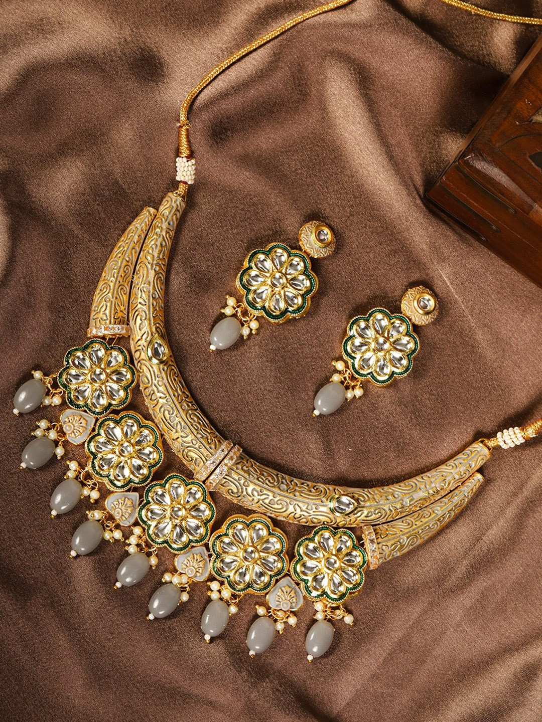 

Priyaasi Grey & White Gold-Plated Handcrafted Kundan-Studded & Beaded Jewellery Set