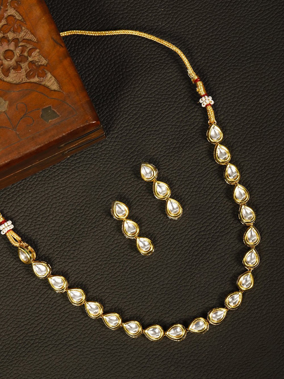 

Priyaasi Gold-Plated Kundan Studded Handcrafted Jewellery Set