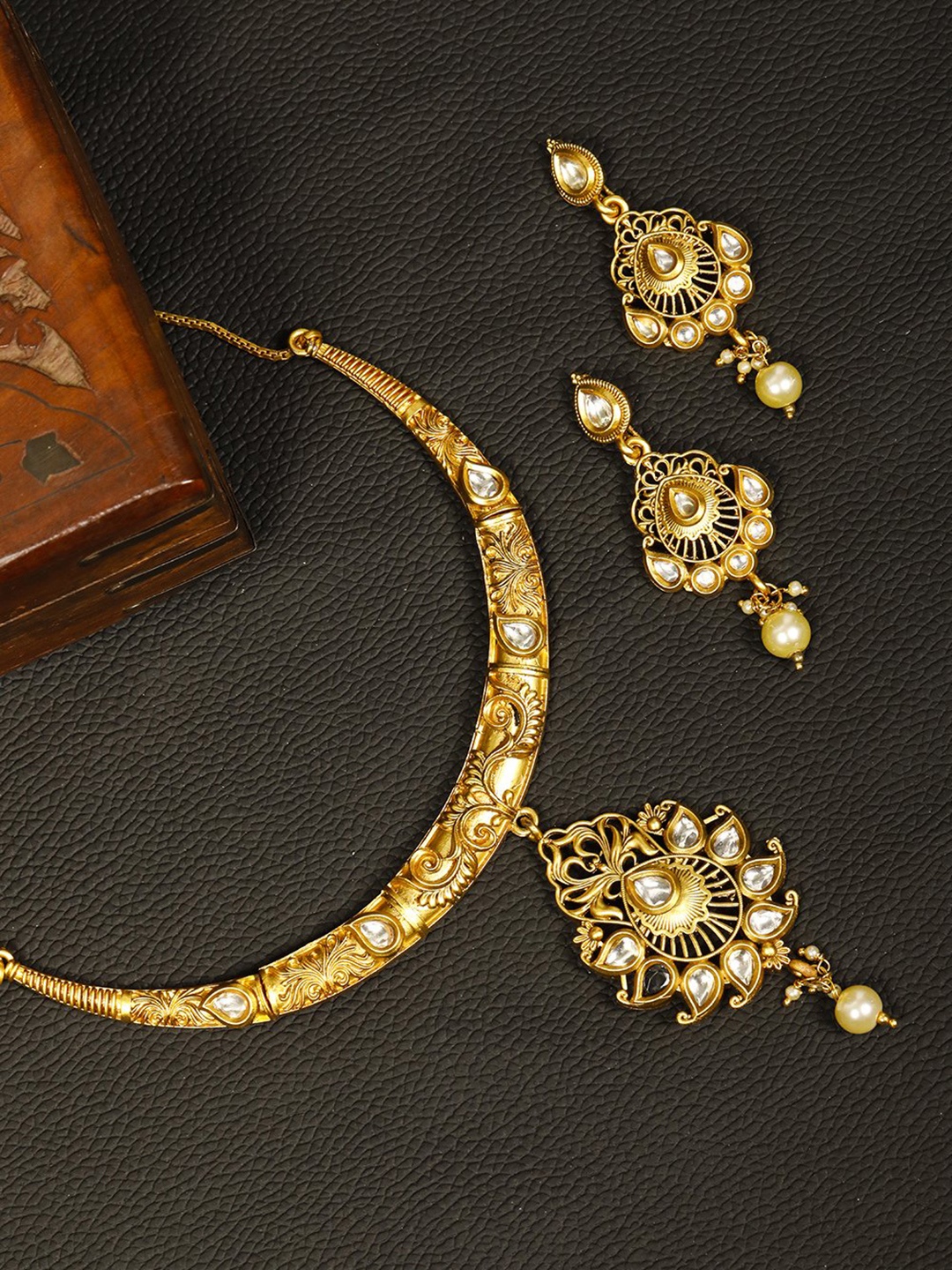 

Priyaasi Gold-Plated Kundan Studded Handcrafted Jewellery Set