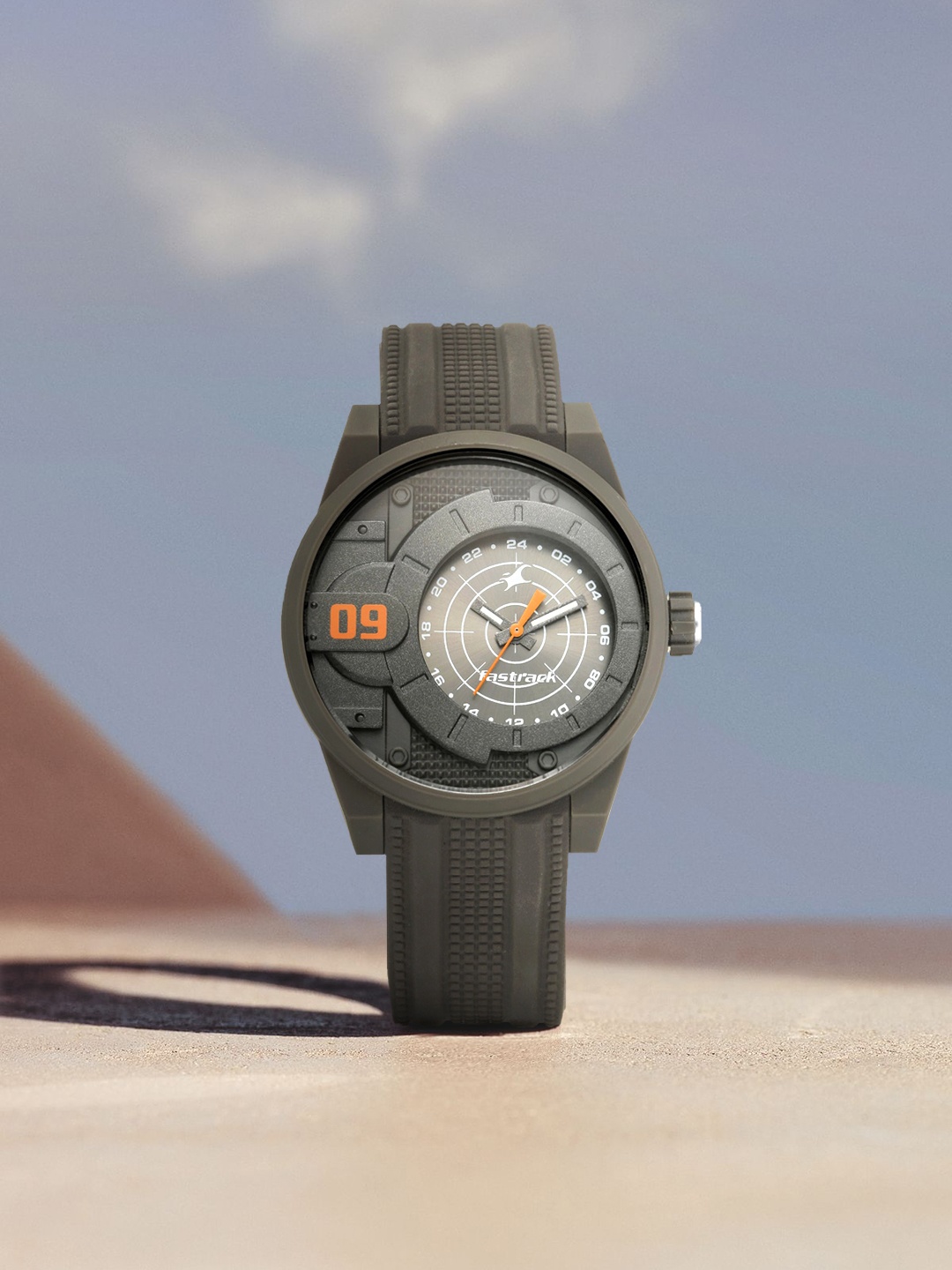 

Fastrack Men Grey Analogue Watch 38058PP02