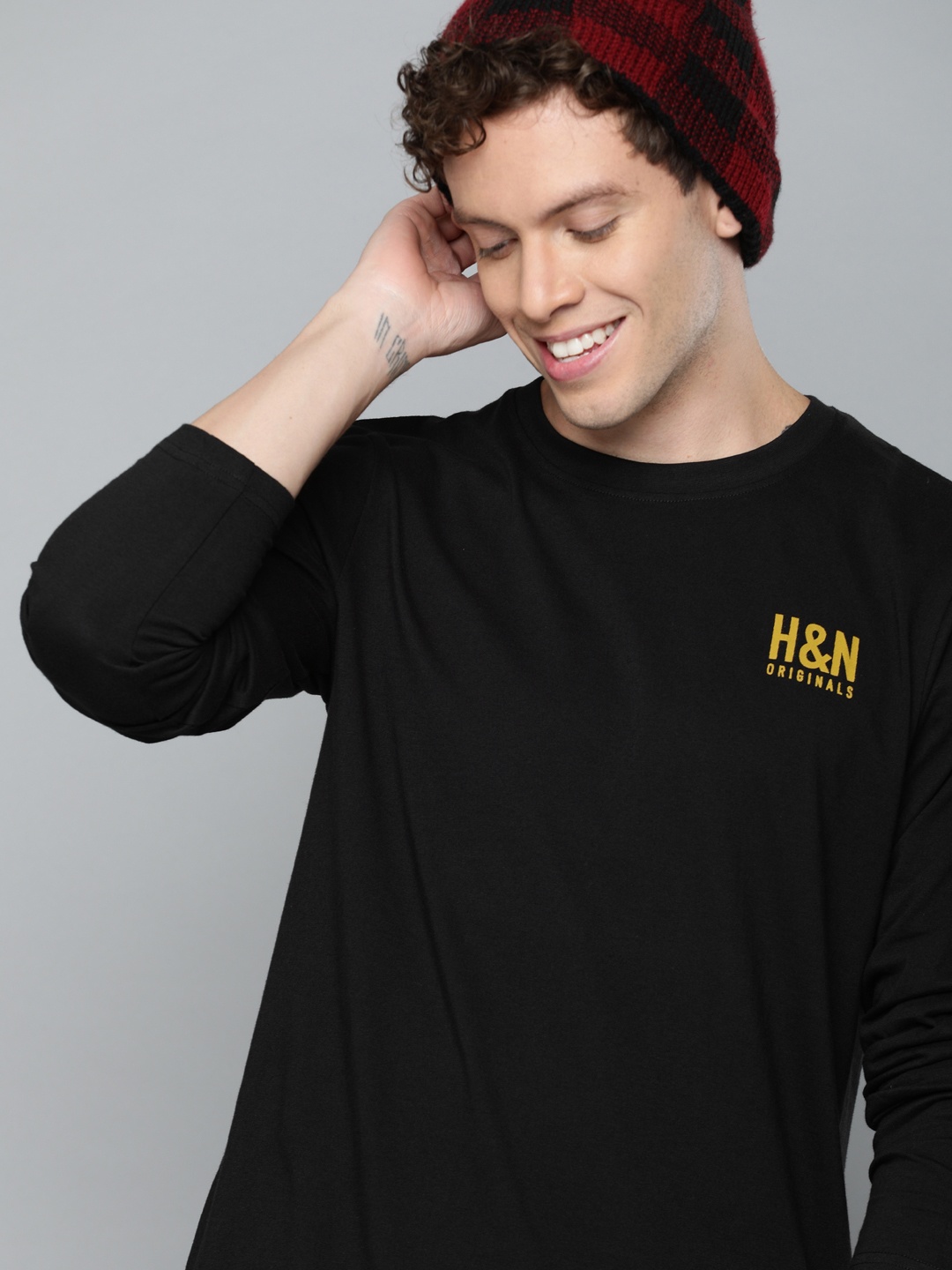 

HERE&NOW Men Black Solid Round Neck T-shirt