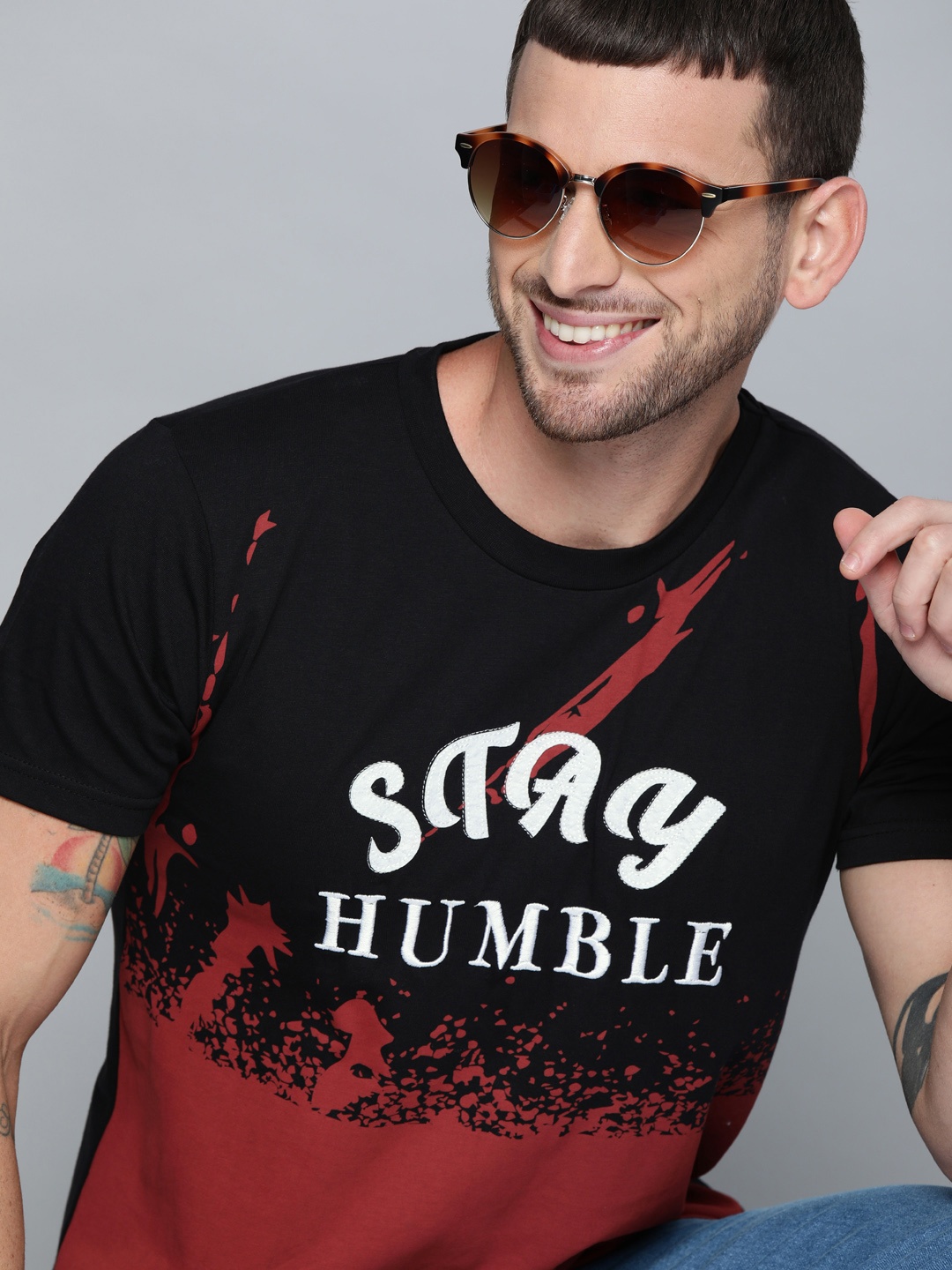 

HERENOW Men Black Maroon Printed Round Neck Pure Cotton T-shirt