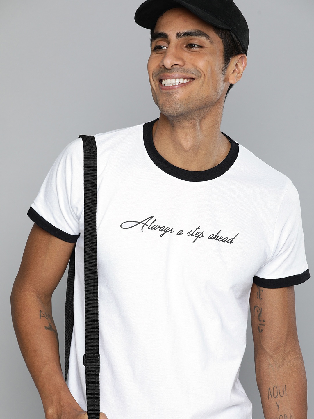 

HERENOW Men White Printed Round Neck Pure Cotton T-shirt