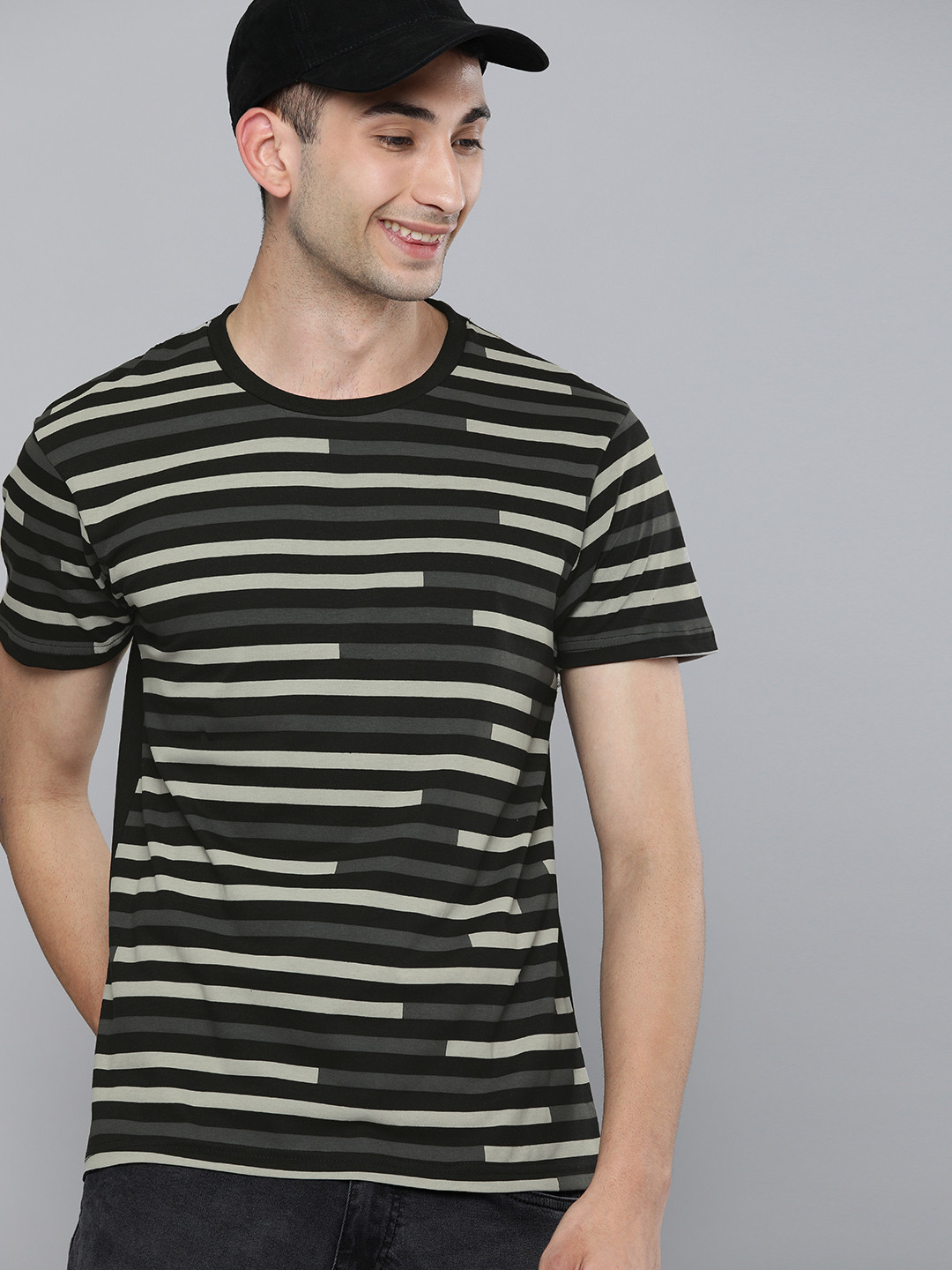 

HERENOW Men Black Striped Round Neck Pure Cotton T-shirt