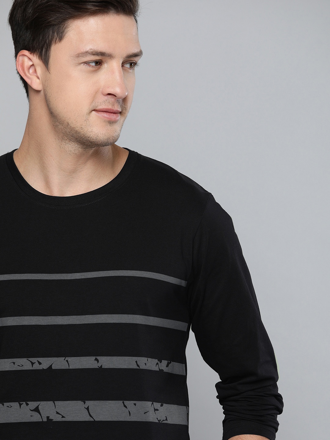 

HERENOW Men Black Striped Round Neck Pure Cotton T-shirt