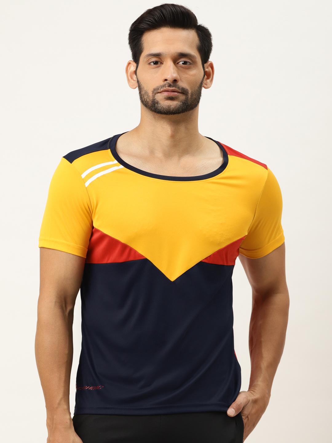 

ACTOHOLIC Men Yellow & Black Colourblocked Round Neck T-shirt