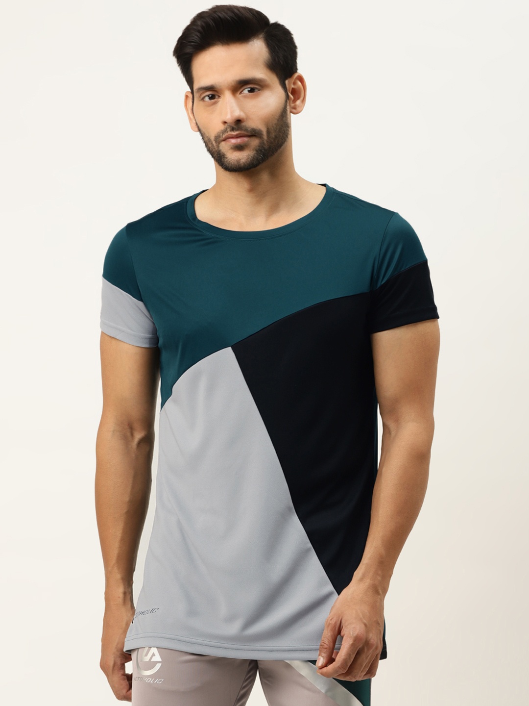 

ACTOHOLIC Men Grey & Black Colourblocked Round Neck T-shirt