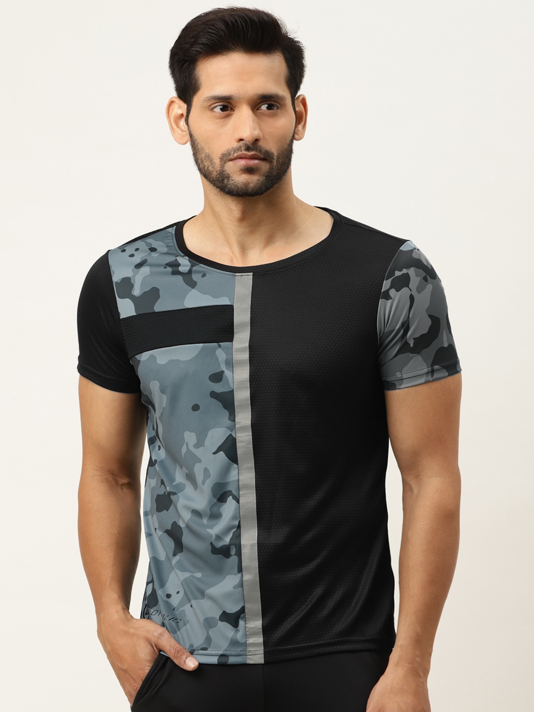 

ACTOHOLIC Men Black & Grey Printed Round Neck T-shirt