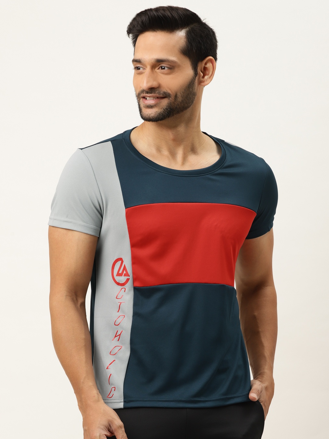 

ACTOHOLIC Men Navy & Red Colourblocked Round Neck T-shirt, Navy blue