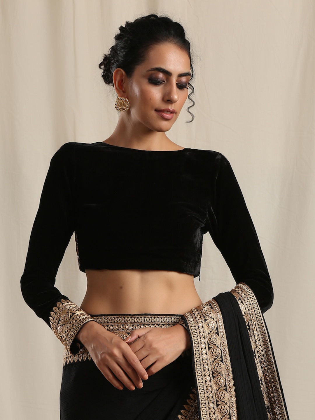 

trueBrowns Women Black Lace Embroidered Velvet Saree Blouse