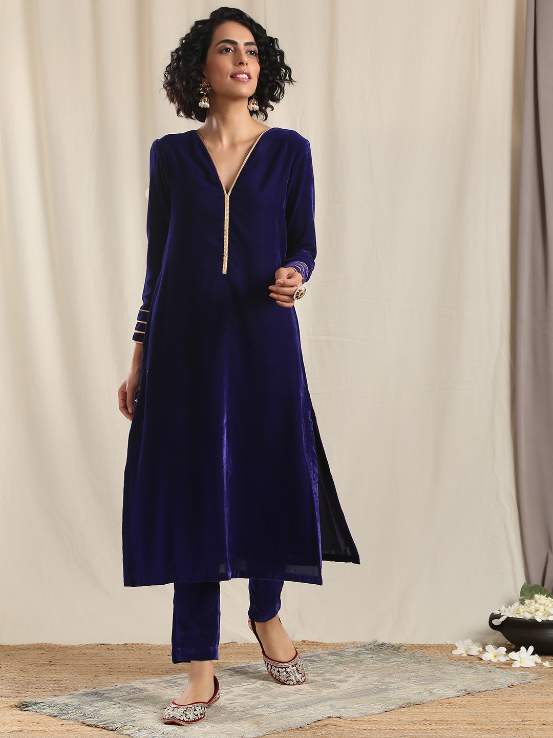 

trueBrowns Women Navy Blue Solid Straight Kurta