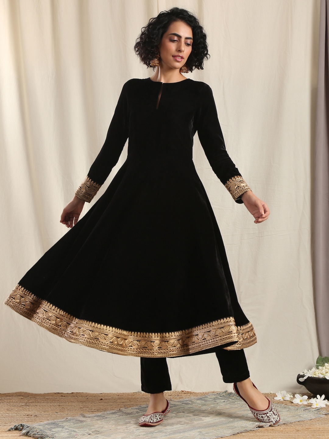 

trueBrowns Women Black Solid Velvet Anarkali Kurta