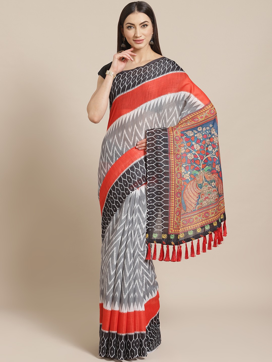 

VASTRANAND Grey & White Printed Ikat Saree