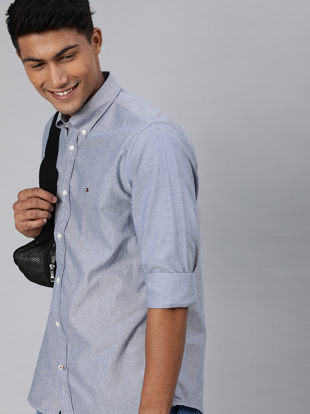 

Tommy Hilfiger Men Blue Regular Fit Solid Casual Shirt