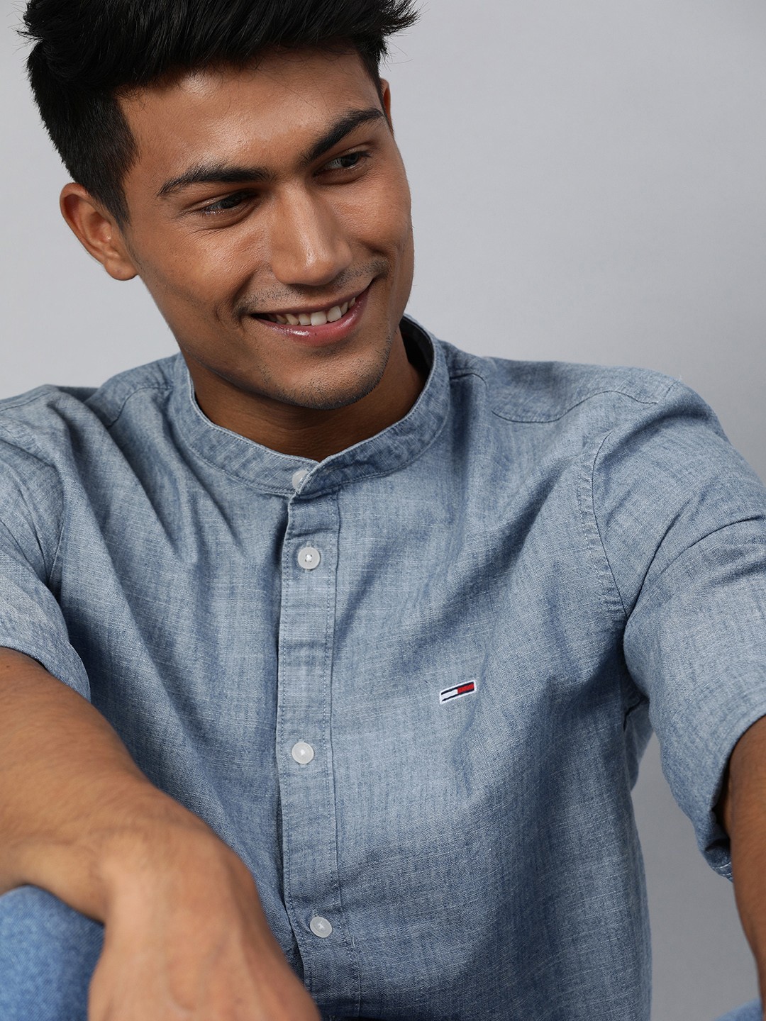 

Tommy Hilfiger Men Blue Regular Fit Solid Casual Chambray Shirt