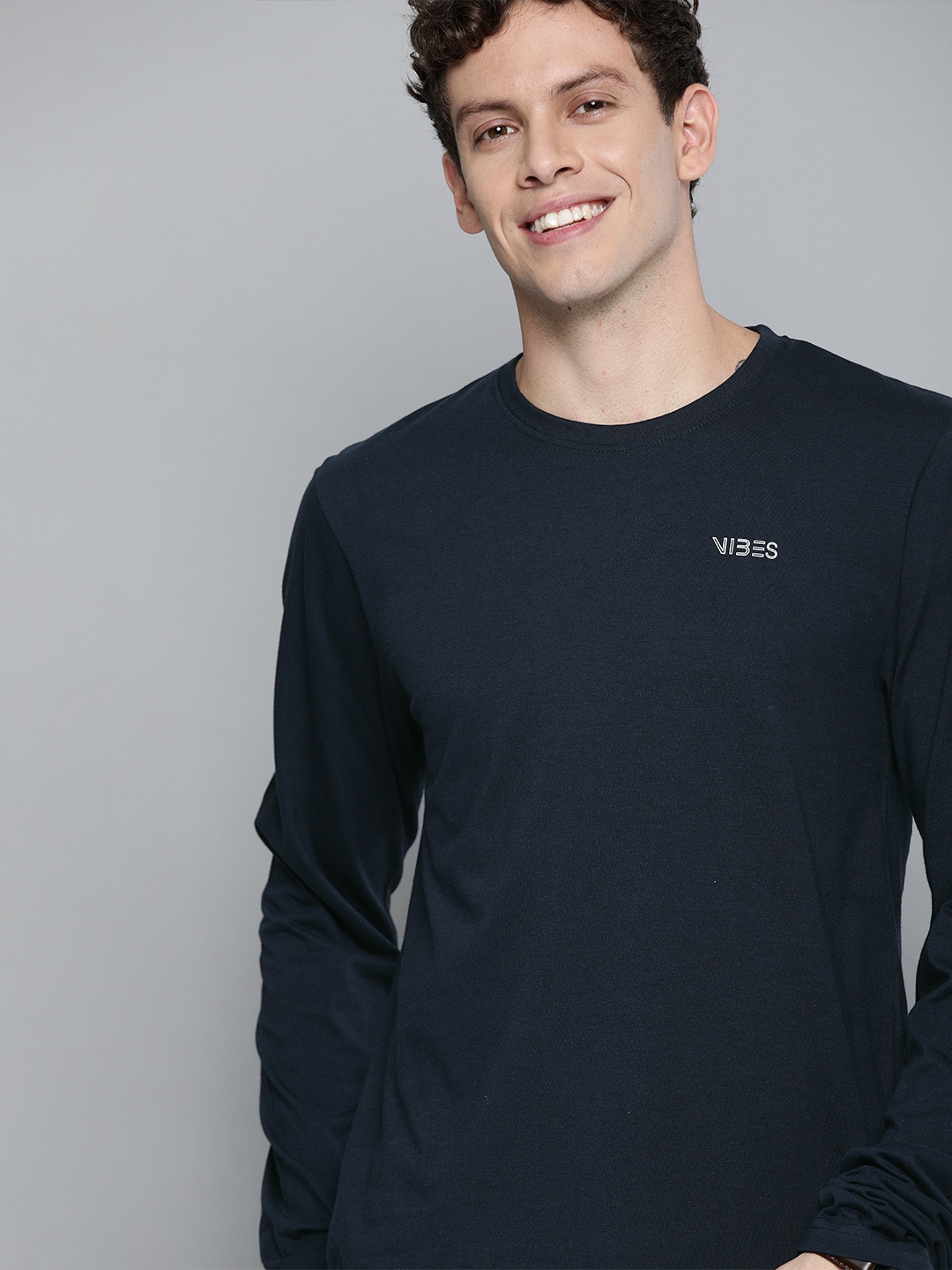 

HERE&NOW Men Navy Blue Solid Round Neck T-shirt