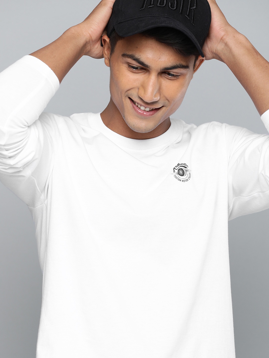 

HERE&NOW Men White Solid Round Neck T-shirt