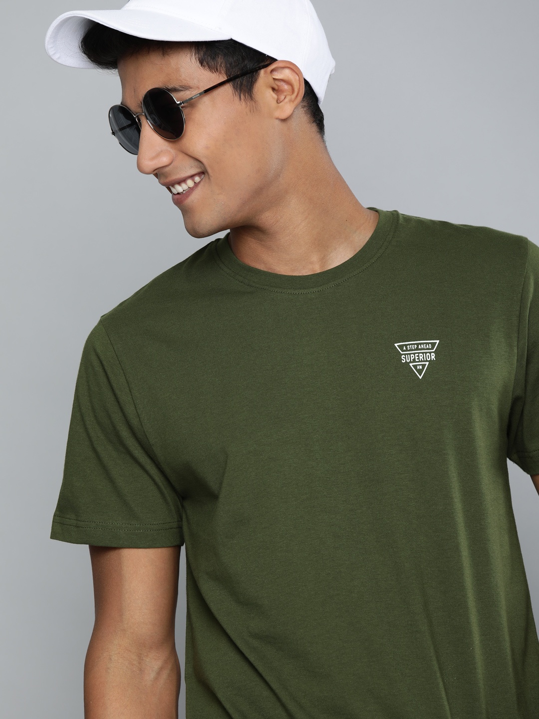 

HERE&NOW Men Olive Green Solid Round Neck T-shirt