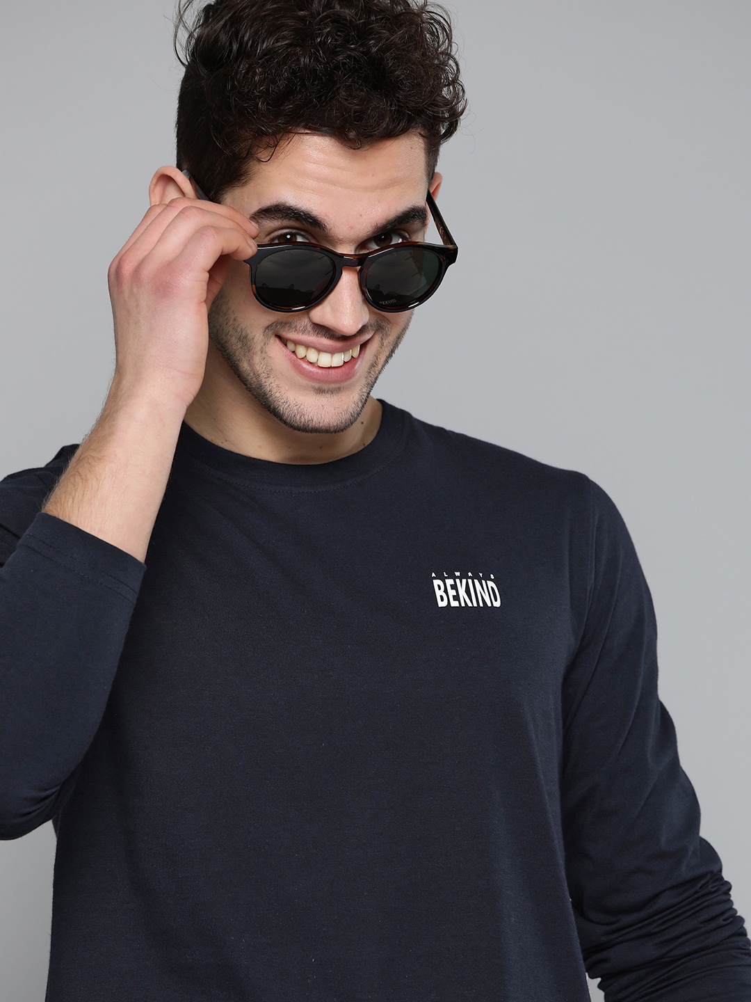 

HERE&NOW Men Navy Blue Solid Round Neck T-shirt