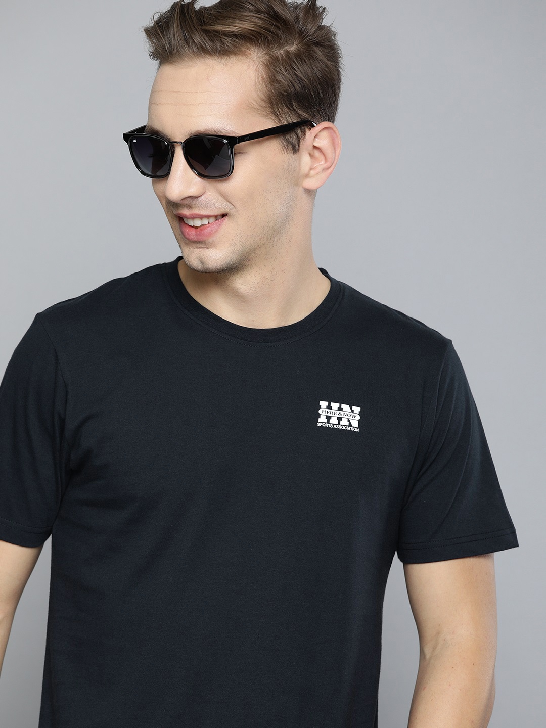 

HERENOW Men Navy Blue Solid Round Neck Pure Cotton T-shirt