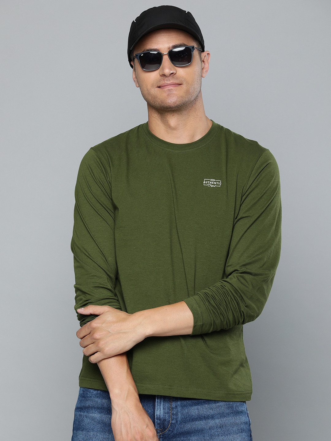 

HERE&NOW Men Olive Green Solid Round Neck T-shirt
