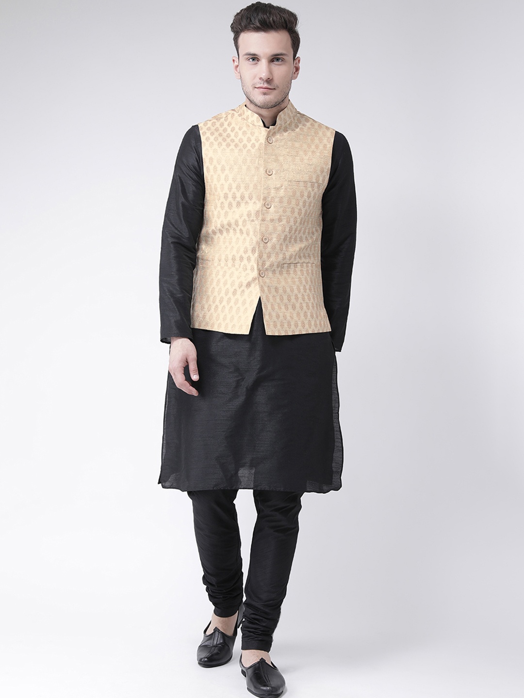 

LAMAAYA Men Cream-Coloured & Black Solid Kurta with Pyjamas