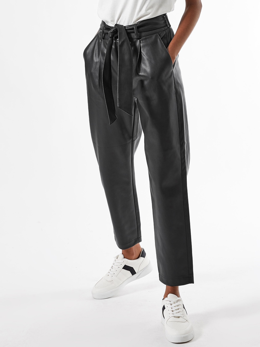

DOROTHY PERKINS Women Petite Black Regular Fit Solid Peg Trousers