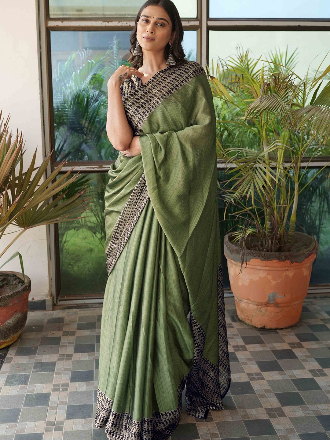 

MIRCHI FASHION Olive Green & Black Poly Crepe Solid Saree