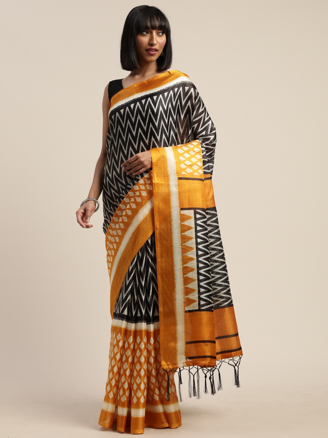 

Rajnandini Black & White Silk Blend Printed Saree
