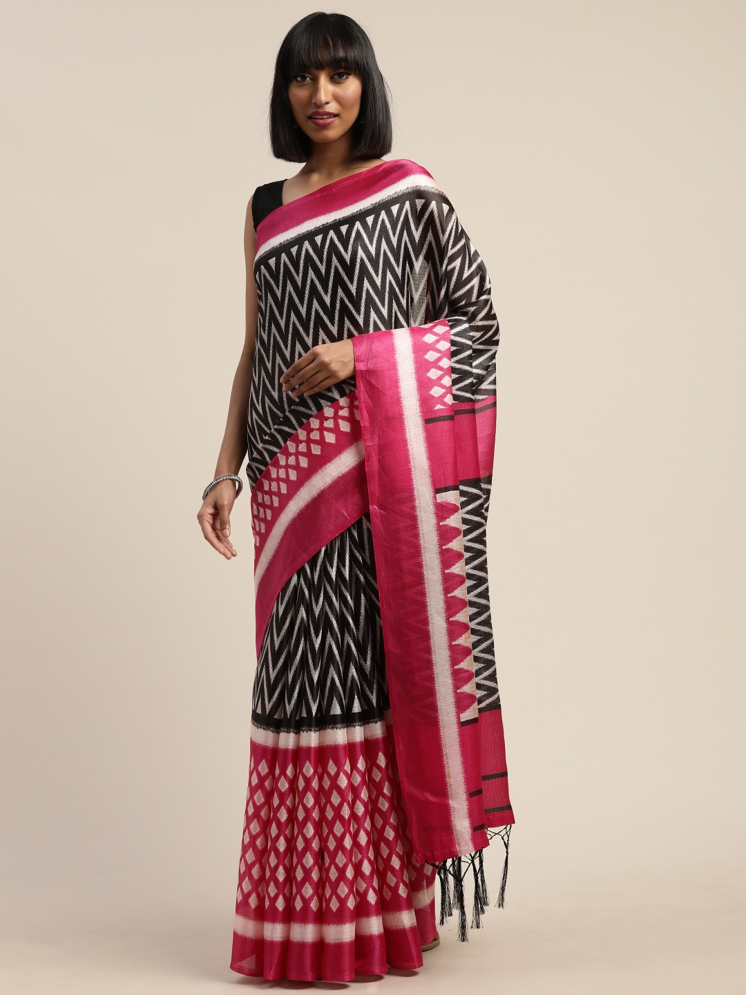 

Rajnandini Black & White Silk Blend Printed Saree