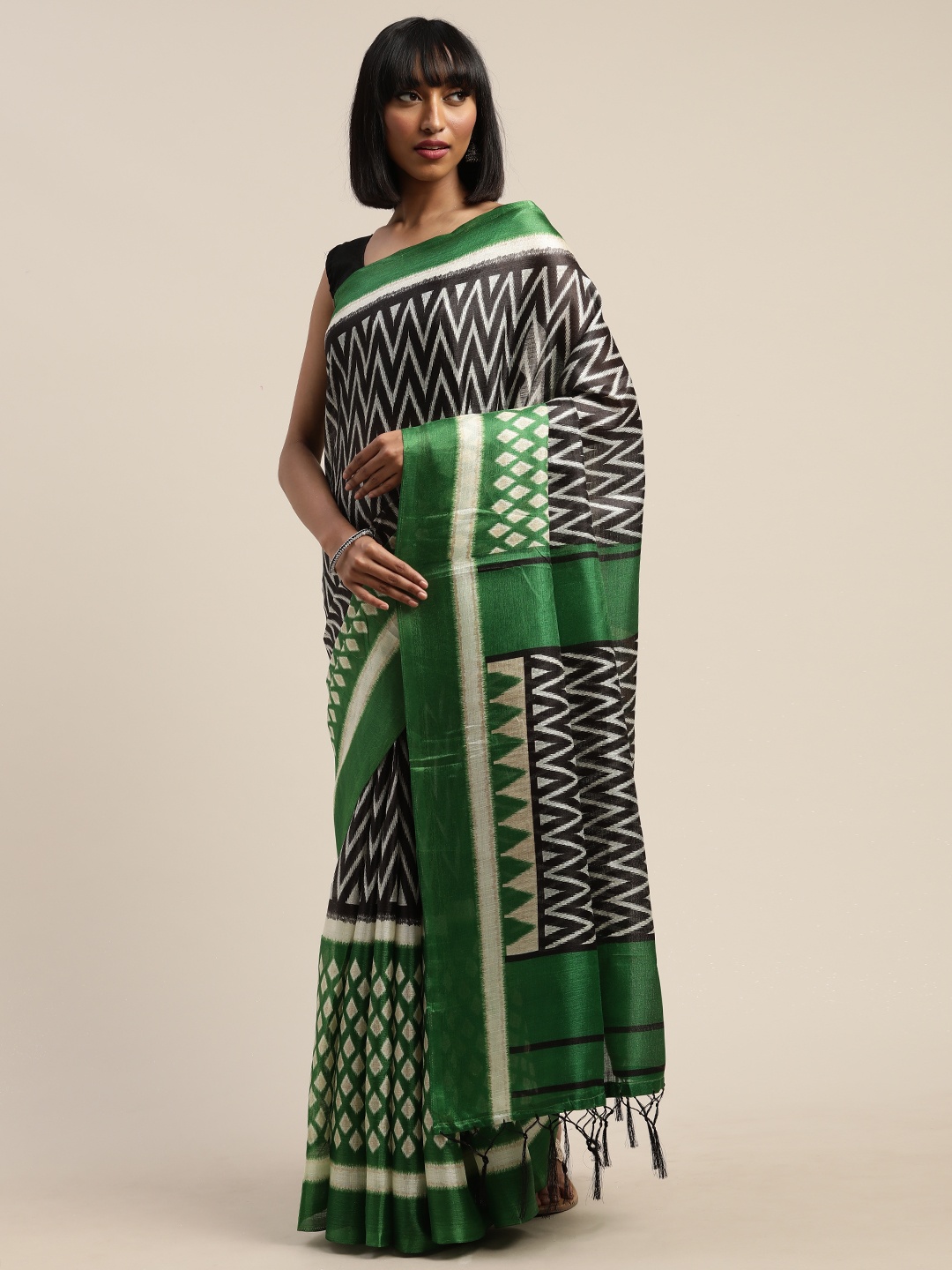 

Rajnandini Black & White Silk Blend Printed Saree