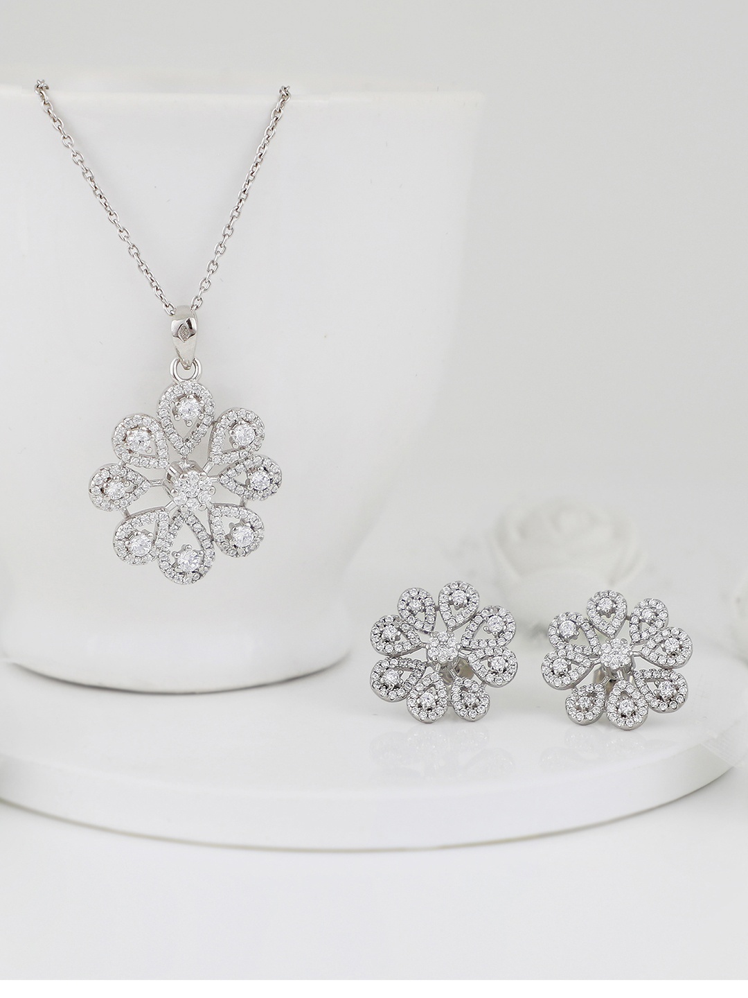 

GIVA 925 Sterling Silver Divine Flower Set with Earrings & Pendant
