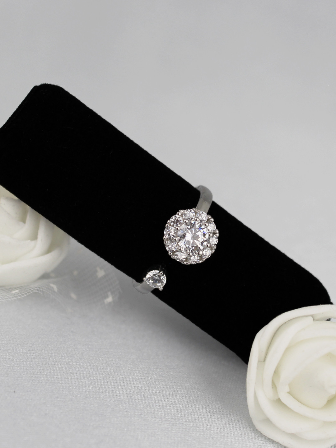 

GIVA Sterling Solitaire Spin Ring with 925 Stamp, Silver