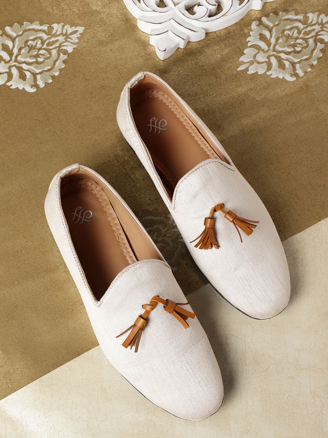 

House of Pataudi Men Off-White Tassel Loafers