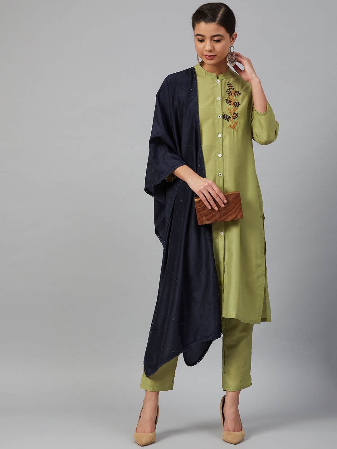 

Jompers Women Green & Navy Blue Solid Kurta with Trousers & Dupatta