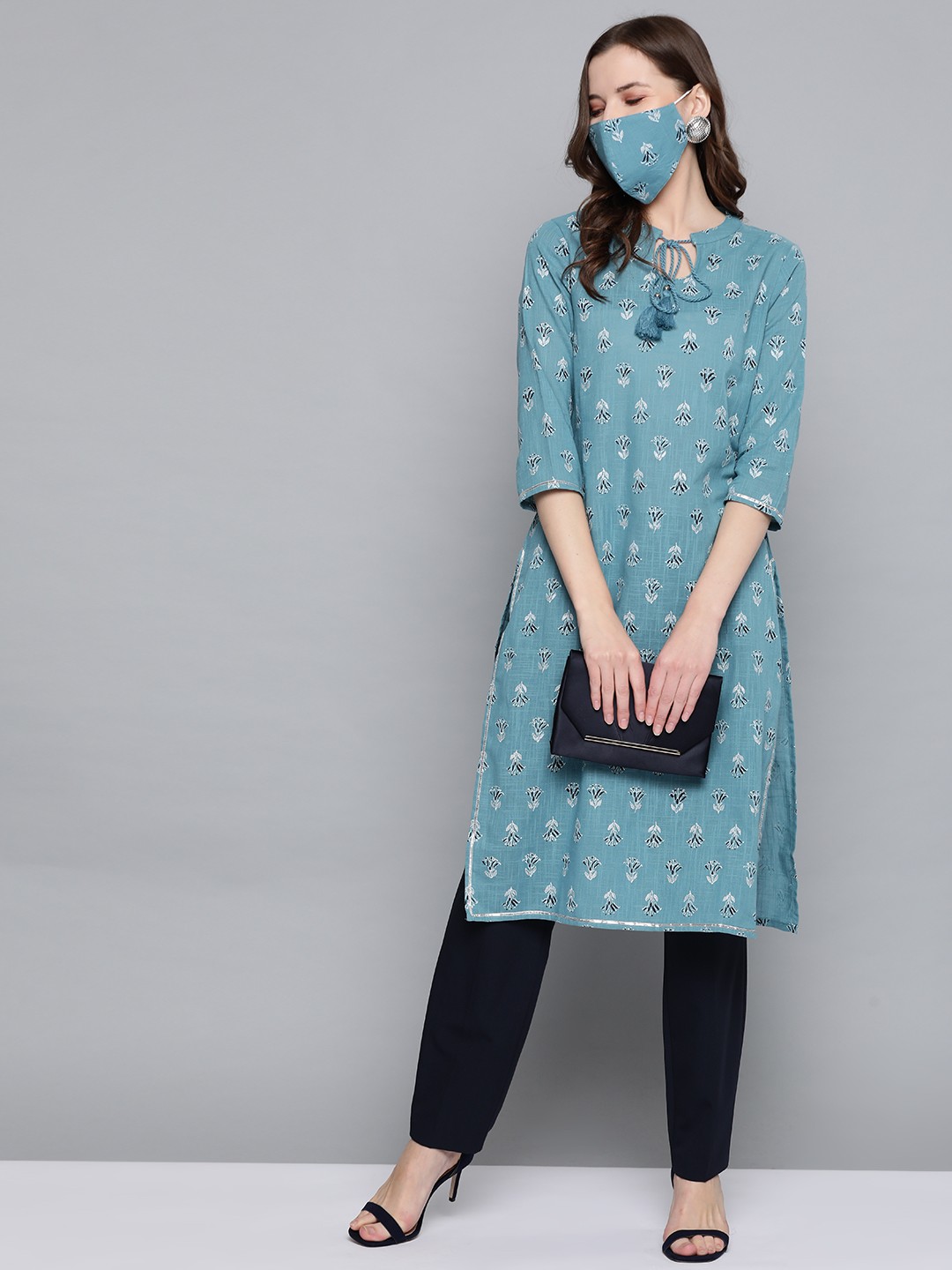 

HERENOW Women Blue White Printed Straight Kurta