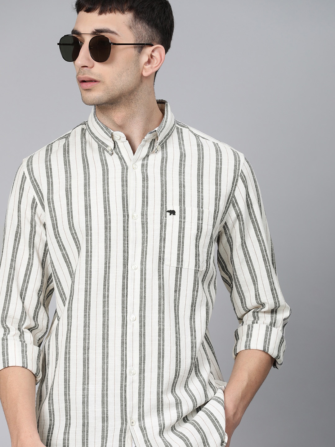 

THE BEAR HOUSE Men Off-White & Black Slim Fit Striped Casual Cotton Shirt