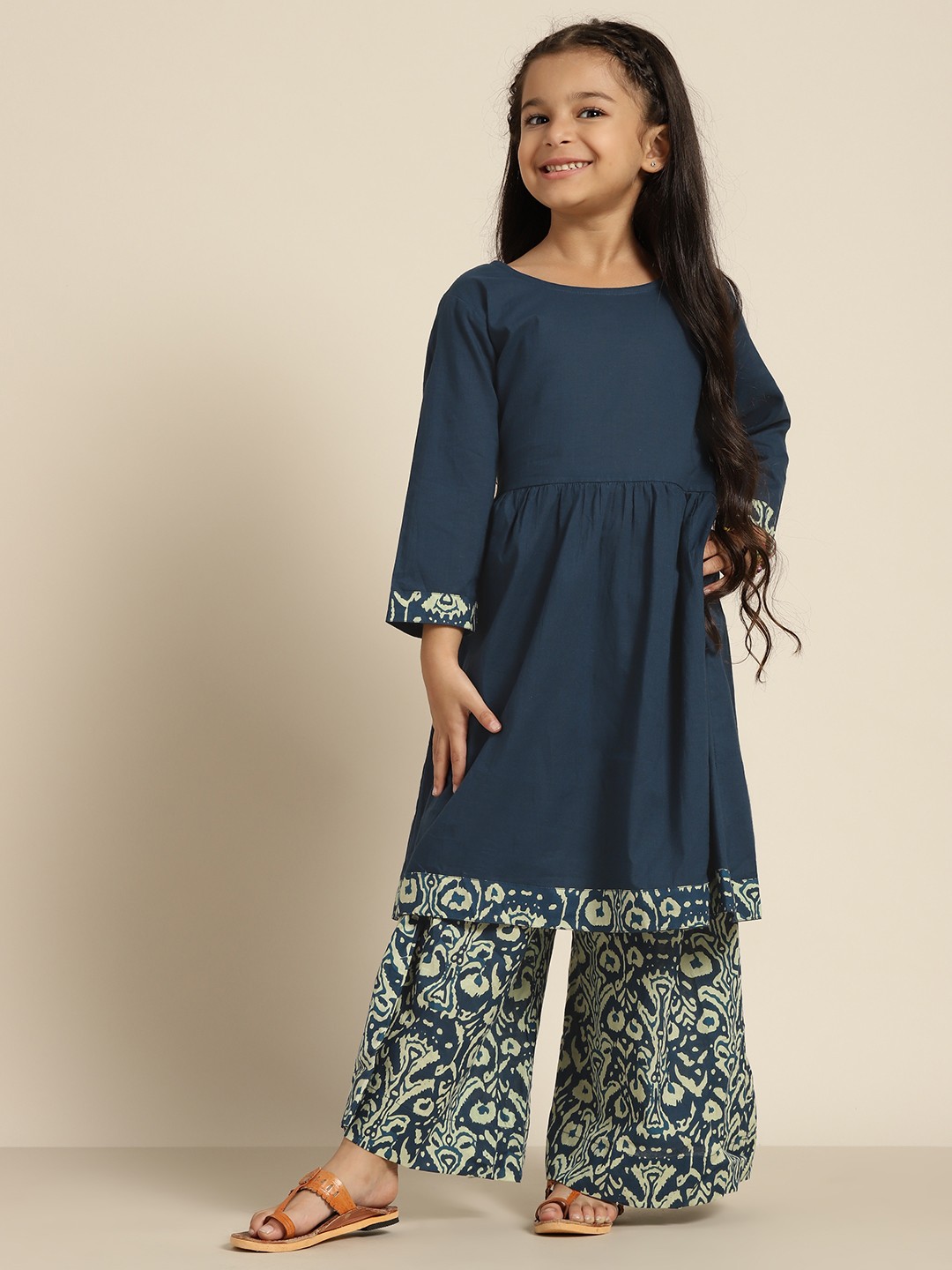 

Sangria Girls Navy Blue & Off-White Solid Pure Cotton Kurta with Printed Palazzos