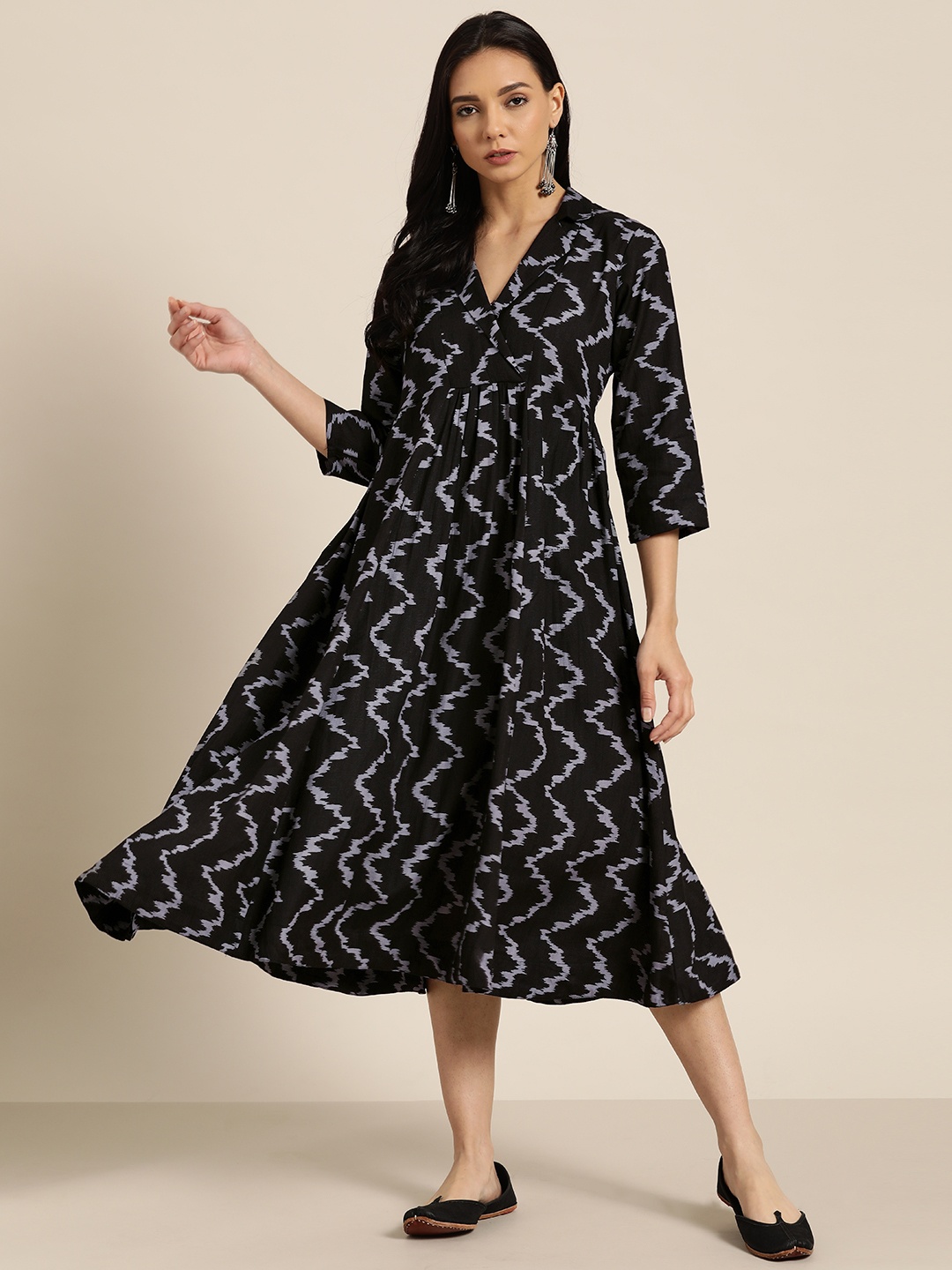 

Sangria Black & Grey Chevron Geometric Printed Wrap Dress