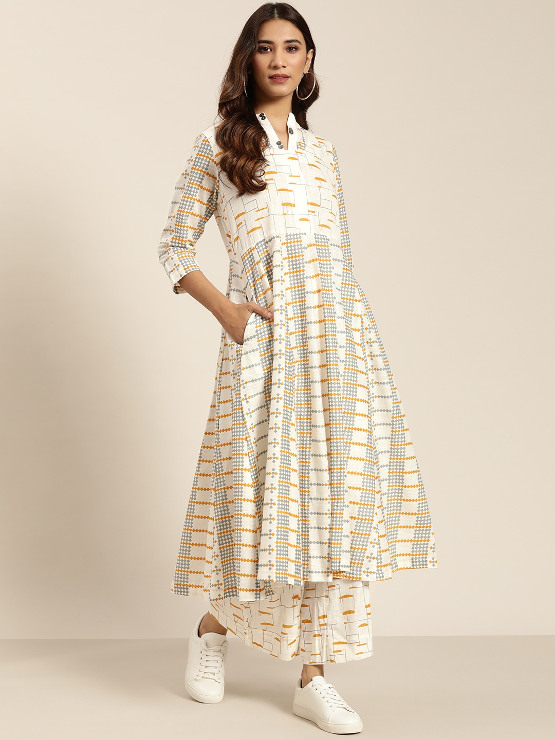 

Sangria Women Off-White & Grey Geometric Print Kurta with Palazzos