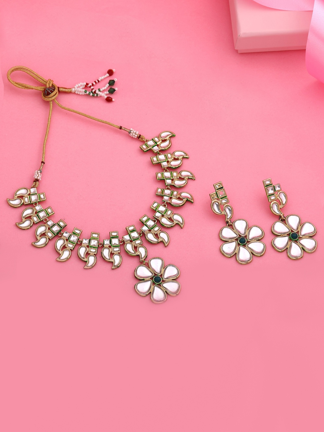 

Estele Women Gold-Plated Kundan-Studded Floral Design Jewellery set