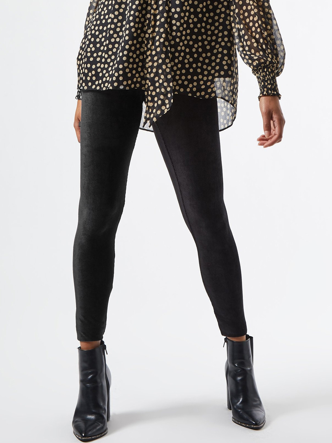 

DOROTHY PERKINS Women Black Velvet Finish Solid Crop Leggings