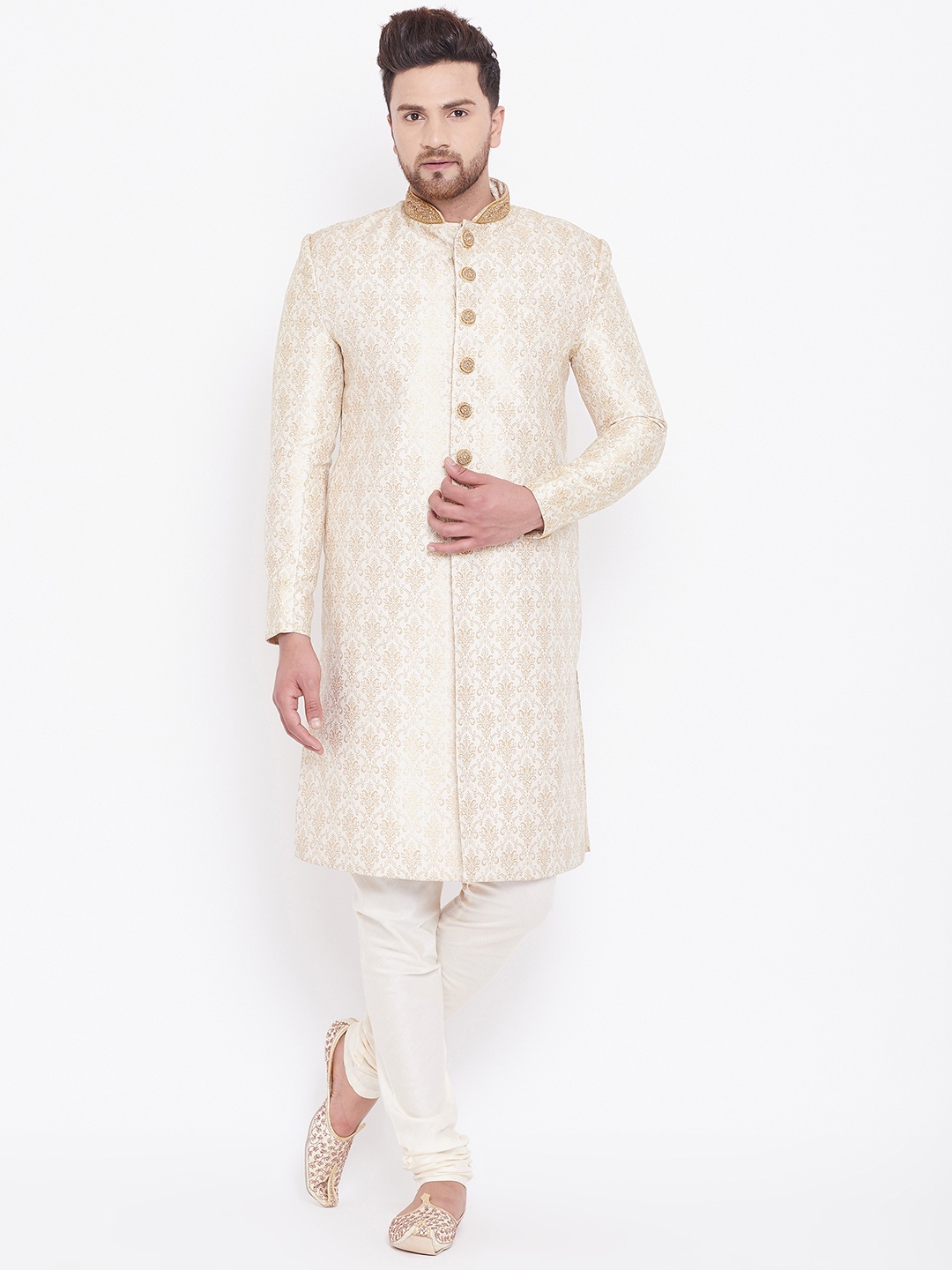 

VASTRAMAY Men Cream-Coloured & Gold-Coloured Brocade Zardozi Woven Design Sherwani Set