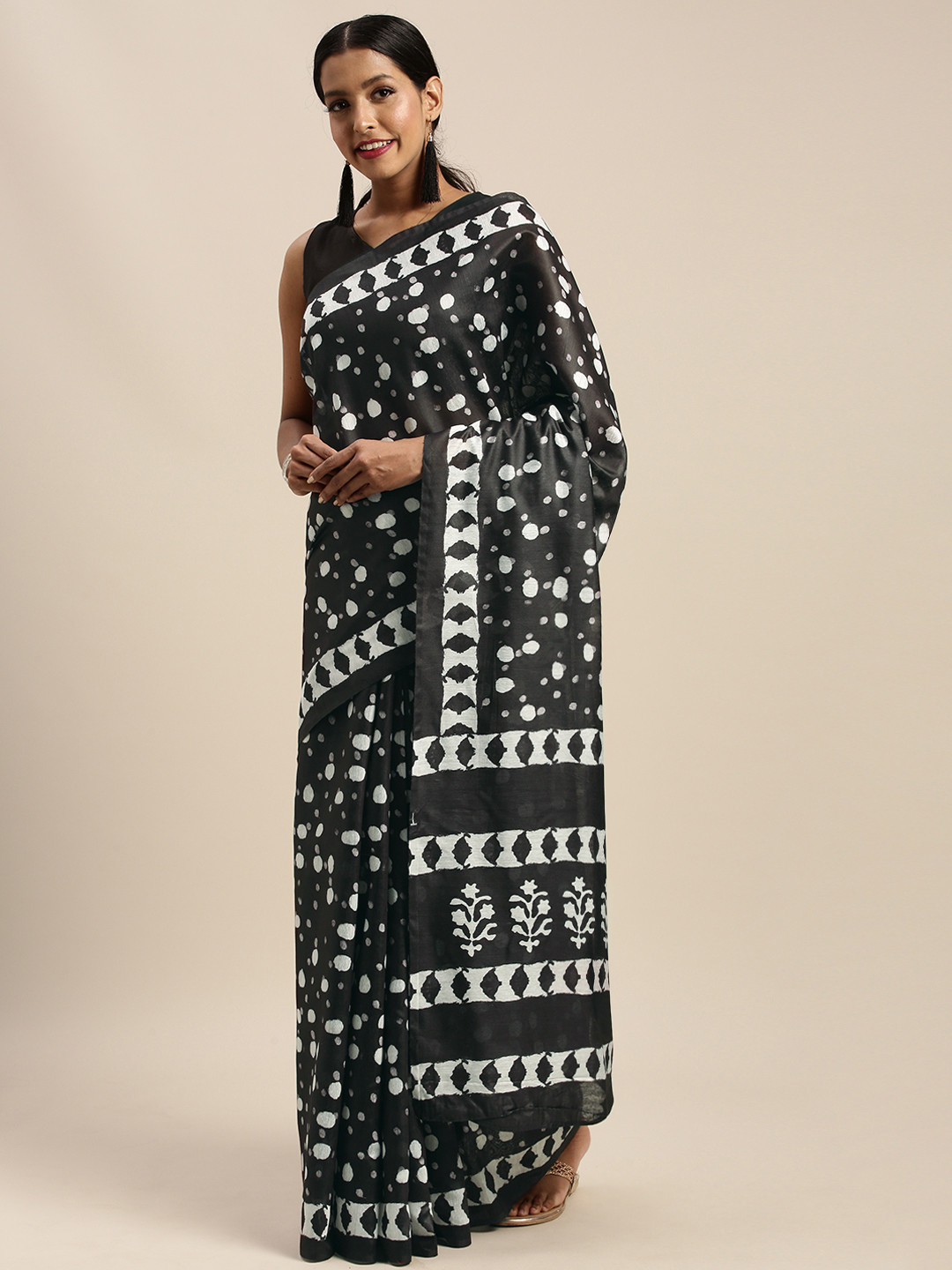 

Mirchi Fashion Black & White Pure Cotton Printed Celebrity Saree